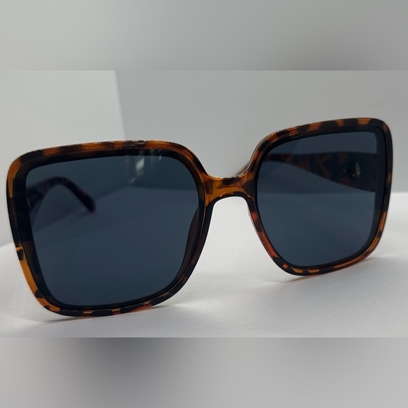 ? NWT Trendy Oversized Square Tortoiseshell Sunglasses UV400 Protection ? main image 4